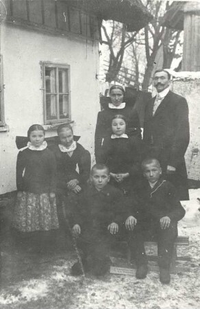 Familienfoto aus der Oberlausitz : Kleidung - katholische Tracht. Ort: Hornja Łužica / Oberlausitz. Familienfoto der Familie Johann Brühl, Alte Ziegelscheune