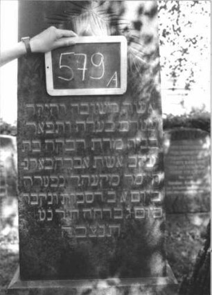 Grabstein 579 (Index: 100111462) Material: Granit Zustand: gut Maße HxBxT: 215x59x29 cm Beschreibung: Obelisk, getreppter Sockel Symbolik: gekreuzte Palmzweige Steinmetz: Jogerst: Grabstein 579A