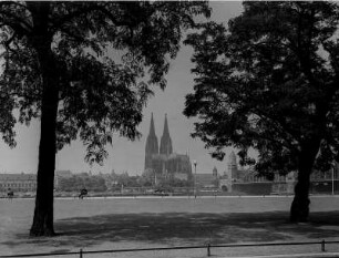 Köln am Rhein. Blick über den Rhein zum Kölner Dom. Rechts die Hohenzollernbrücke
