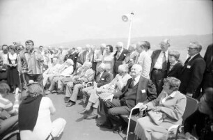 31. Tagung 1981 (29.6.-3.7.) Mediziner; Maikäferrede in Farbe: Gräfin Sonja Bernadotte, Graf Lennart Bernadotte, Daniel C. Gajdusek; rechts sitzend: Sir Peter Medawar, Konrad Lorenz, Frau Pauling, André F. Cournand, Sir Hans A. Krebs, Rodney R. Porter, Linus C. Pauling, Frau Cournand; dahinter stehend: Lady Medawar, ?, ?, Christian R. de Duve, Frau Luria, Salvador E. Luria, Nikolaas Tinbergen, Sir John C. Eccles, Sir Bernard Katz, Adolf Butenandt, Rosalyn Yalow, Severo Ochoa, Ernst O. Fischer, Thomas H. Weller, James D. Watson mit Sohn, Allen Cormack