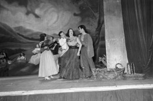 Szenenbilder aus "Der Mantel" von N. W. Gogol, Komische Oper. 1952
