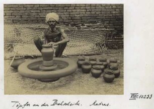 Töpfer an der Drehscheibe