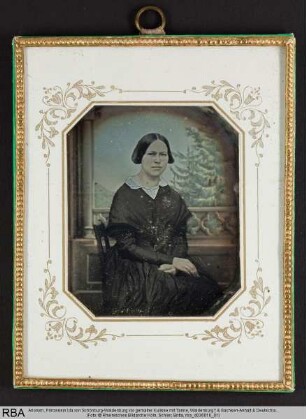 Prinzessin Ida von Schönburg-Waldenburg vor gemalter Kulisse mit Tanne