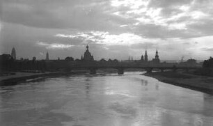 Dresden. Altstadtsilhouette mit Carolabrücke. Blick von der Albertbrücke über die Elbe nach Südwesten