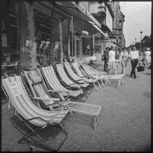 Liegestühle zum Verkauf auf dem Bügersteig vor einem Geschäft, 1967. SW-Foto © Kurt Schwarz.