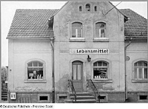 Klipphausen-Scharfenberg, Scharfenberger Straße (ehem. Naustadt 38 b). Wohnhaus (2. H. 19. Jh.) mit Lebensmittelladen