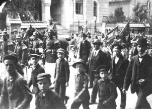 Bautzen. Formation der Königlich-Sächsischen Armee beim Marsch durch die Stadt und sie begleitende Passanten