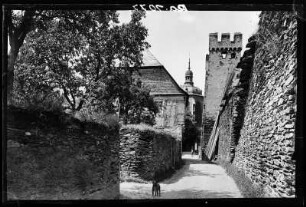 Oberwesel am Rhein. Stadtmauer mit stadtseitigem Steingassenturm
