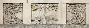 Rechte Arkade — Ornamentik und Frosch mit Libelle