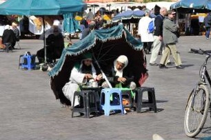 Wahrsagerinnen warten auf Kunden : Zwei Wahrsagerinnen sitzen unter einem Schirm auf dem Platz Djemaa el-Fna in Marrakesch, aufgenommen am 02.11.2008