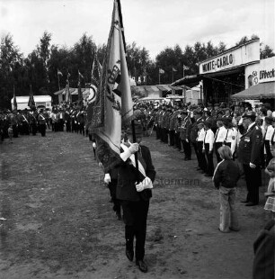 Volks- und Schützenfest: Schützenverein Klein Wesenberg und Umgebung von 1919 e. V.: Festplatz "Wesenberger Tannen": Einmarsch der Fahnenträger: hinten Karussells und Buden