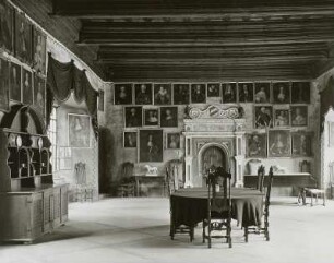 Schloss Rochsburg, Saal mit Balkendecke und Renaissanceportal