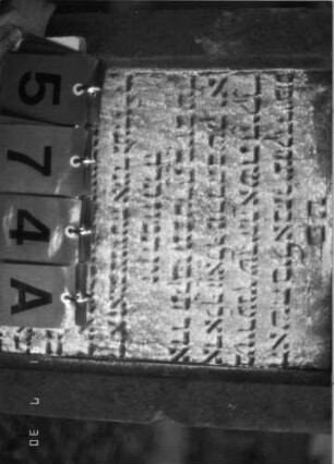 Grabstein 574 (Index: 99790975) Maße HxBxT: 138x72x50 cm Symbolik: nach unten gehaltene Fackeln: Grabstein 574A (Nachholaufnahme)