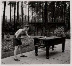 Berlin, Sport und Arbeit im Lazarett, Sport mit Ohnhändern, Billard als Unterhaltungsspiel
