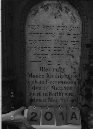 Grabstein 201 (Index: 100093633) Maße HxBxT: 217x80x35 cm Symbolik: Säulen, Wappenschild mit einem K ?, Verzierungen: Grabstein 201A