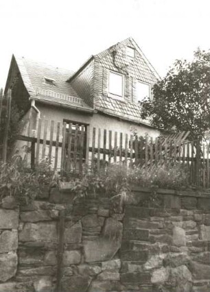 Schneeberg, Sankt-Georgen-Gasse 1. Wohnhaus. Ansicht mit Stützmauer
