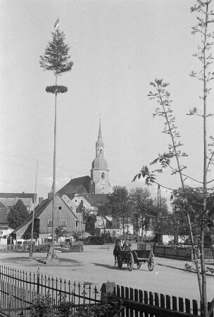 Maibaum in Crostwitz um 1952 : Meja w Chrósćicach wokoło 1952 : Crostwitz / Chrósćicy
