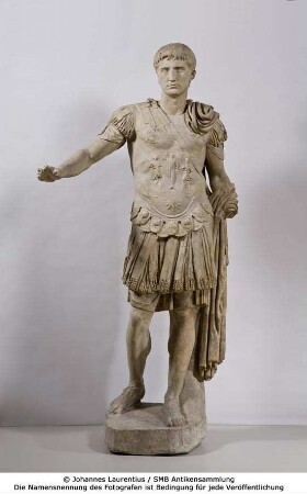 Panzerstatue mit nicht zugehörigem Kopf des Gaius oder Lucius Caesar