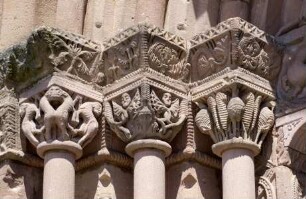 Linkes Gewände: Kapitelle mit Ornamenten, Masken und Tieren — Kapitell mit Maske und Tieren