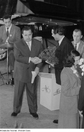 Heinz Quermann erhält einen Strauß Blumen bei der Festivität zum 60jährigen Bestehen der Leipziger Volkszeitung