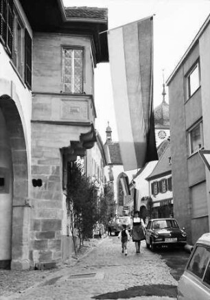 Wachenheim: Gasse mit Erker und Fahne