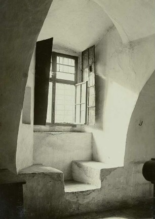 Schloss Baruth, Mangelkammer, Sitznische