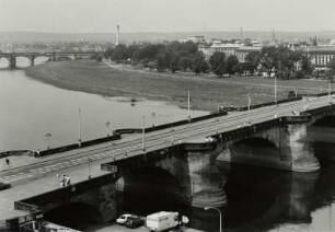 Dresden. Blick vom Turm des Ständehauses nach Nordwesten über die Augustusbrücke zur Neustadt mit dem Japanischen Palais