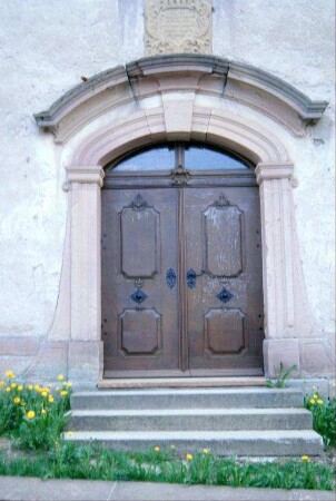 Portal der Kirche, darüber Inschrift