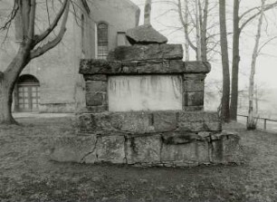 Denkmal für die Gefallenen des 1. Weltkrieges : Denkmal für die Gefallenen des 1. Weltkrieges. Gneismauerwerk (nach 1918). Jöhstadt, Kirchhof