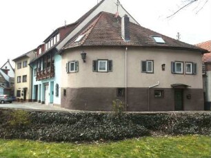 Stadtbild-Ansicht im Ostsüdosten von Osten mit Gebäudebestand entlang Bachgasse-dem Verlauf der ehemaligen Stadtmauer folgend