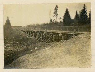 Foto einer 47,5 Meter langen Kolonnenbrücke zwischen Knipischki und Rautensee