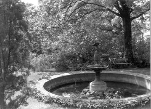 Stockbrunnen mit Putto (um 1900?), wohl in einem Villengarten in Dresden