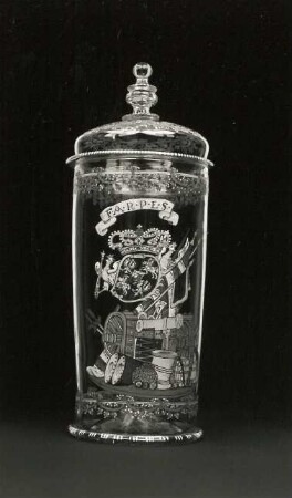 Deckelhumpen mit bekröntem sächsisch-polnischem Wappen aus dem Historischen Museum Dresden. Dresden, 1710. Glas (farblos), farbige Emailmalerei. Dresden: Kunstgewerbemuseum Ehrenthal A 19