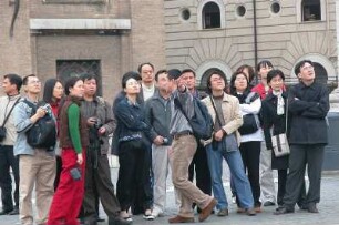Rom - Touristen in der Innenstadt : Chinesische Touristen in der Innenstadt von Rom, aufgenommen im April 2004
