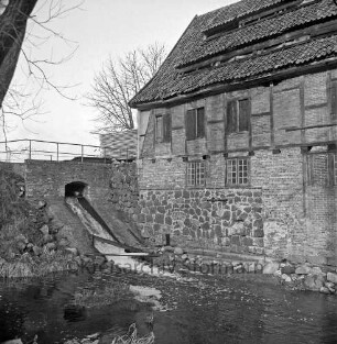 Drahtmühle: Renovierung: vorn Mühlenbach: links Brücke mit Wehr: oben Mitte Stapel mit Brettern