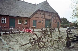 Stormarnsches Dorfmuseum: landwirtschaftliche Geräte im Außenbereich
