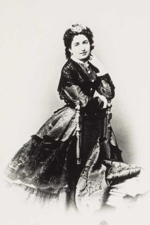 Porträt Valesca Guinand (1837-1916; Schauspielerin). Albuminabzug auf Karton (Carte-de-visite mit Atelieraufdruck verso, bezeichnet 27.01.1867)