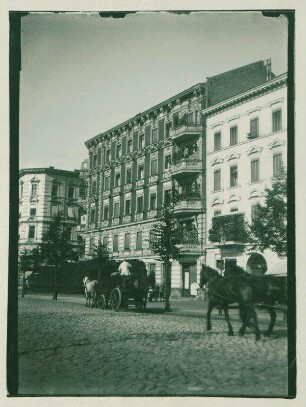Straßenszene mit Sophie-Charlotten-Straße 88, im 4. Stock Zilles Wohnung