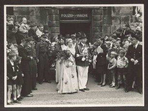 Detmolder Schützenfest / Das Königspaar vor dem Rathaus mit Gefolge. Detmold. Marktplatz. Papierabzug