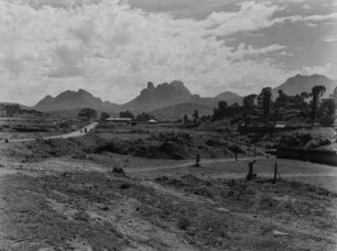 Die Trachytamben von Adwa : Blick auf die Trachytamben von Adwa. Am Fuß der Berge Siedlungen