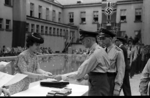 Baneasa: Luftwaffenlazarett, Frau Antonescu verteilt Orden an WL Soldaten