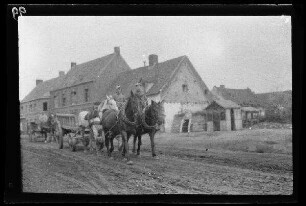 Bei Messines (=Mesen, Belgien), Wytsetate (=Wijtschate, Belgien),. Houthem (Belgien), Warneton (Dep. Nord, Frankreich) oder Loos (Dep. Nord, Frankreich): Vierspänner vor einem Leiterwagen auf einer unbefestigten Ortsstraße