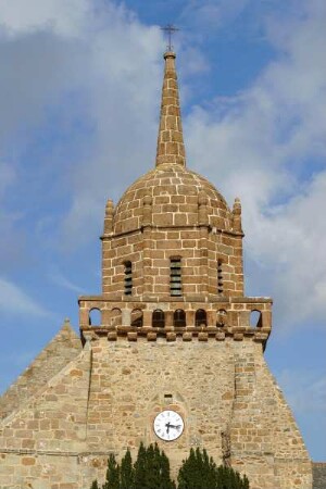 Frankreich. Bretagne. Cotes d Armor. Cote Granit Rose. Perros Guirec. Kirche Saint Jacques. Glockenturm