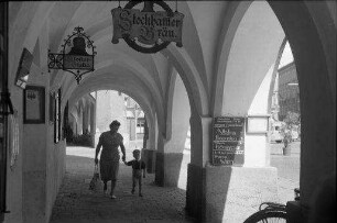 Rosenheim: Max-Joseph-Platz, unter den Kolonnaden