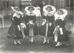 Brautjungfern aus Burg : Kleidung - niedersorbische Tracht. Ort: Bórkowy / Burg-Spreewald. Brautjungfern