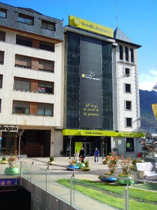 Andorra la Vella - Bankgebäude : Gebäude der Bank Credit Andorra. Aufgenommen am 17. April 2012 im Zentrum der Hauptstadt Andorra la Vella