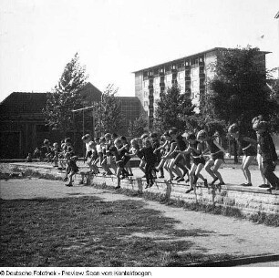 Dresden-Striesen, Borsbergstraße, Kinder beim Sport, im Hintergrund das Appartementshaus, Borsbergstraße 32