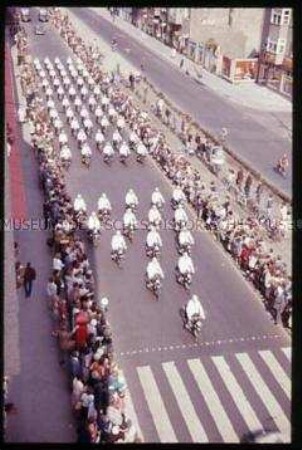 Polizeieskorte und Zuschauer am Straßenrand beim Besuch von John F. Kennedy in Berlin 1963