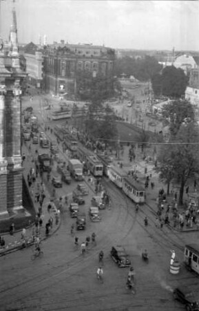München: Verkehr am Lenbachplatz [und Stachus]