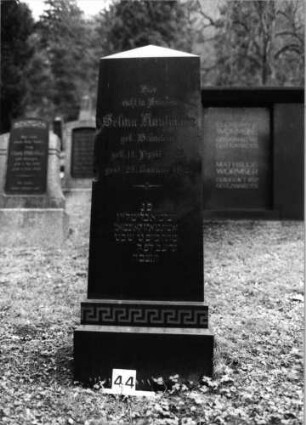 Grabstein 44 (Index: 100092781) Material: Granit, poliert Zustand: gut Maße HxBxT: 158x61x30 cm Beschreibung: Obelisk, getreppter Sockel, Fries auf zweitem Absatz des Sockels: Grabstein 44